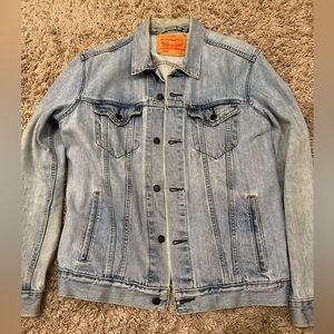 Levi’s denim trucker jacket size: Large light wash